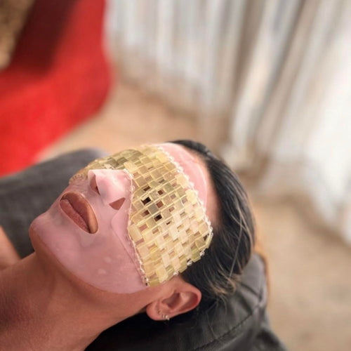 Clienta relajada con mascarilla