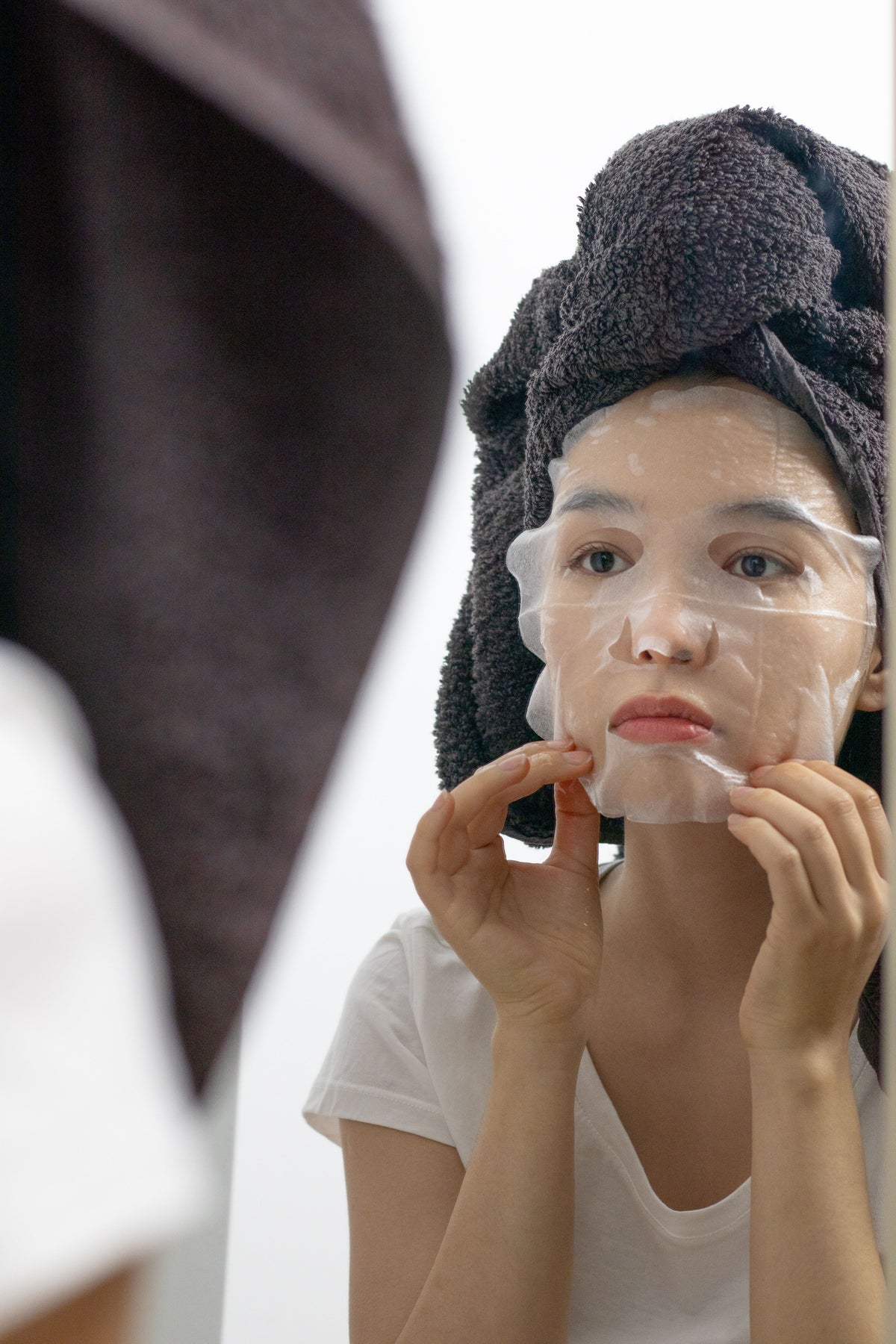 Mujer aplicándose la mascarilla Bio-Colágeno